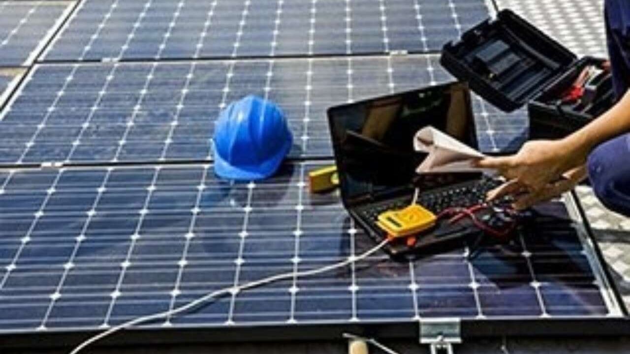 técnicos a instalar painéis solares